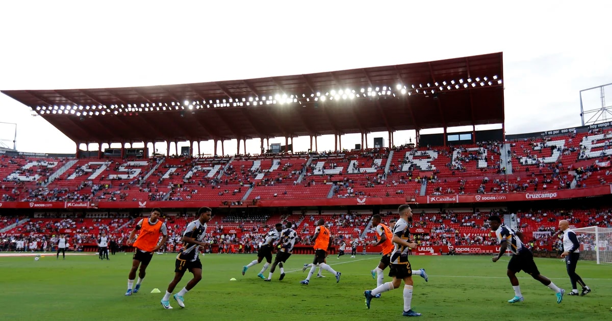 El Sevilla identifica y expulsa a un aficionado del estadio por comportamiento xenófobo y racista durante el partido contra el Real Madrid