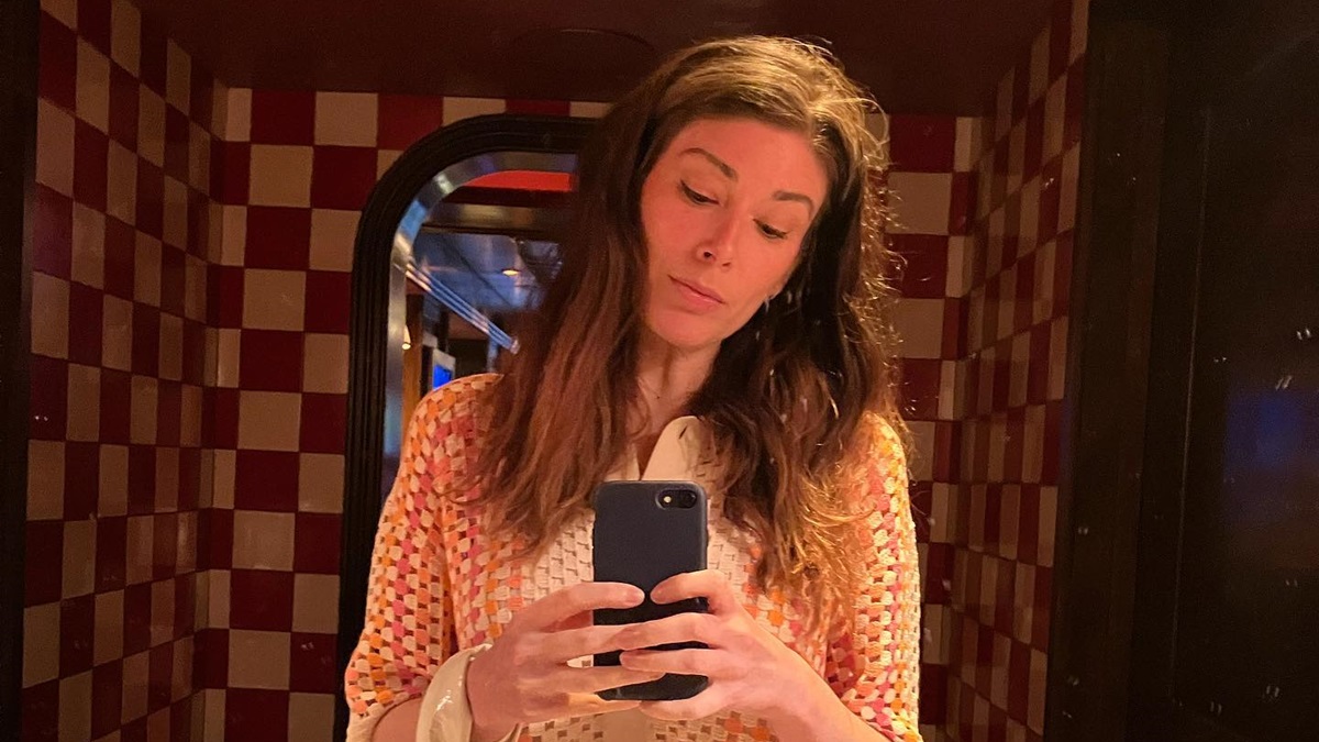 Laura Steinel taking a mirror selfie.