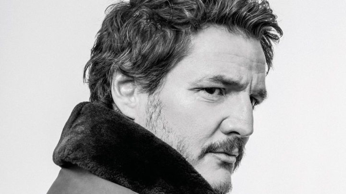 Pedro Pascal posing with side look